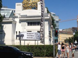 Un pezzo di Biennale, a Vienna. Rossella Biscotti varca i “sacri” spazi della Secessione per la sua prima personale austriaca: ecco qualche immagine