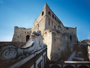 Artisti col fiato sospeso, per la terza edizione del concorso “Un’opera per il Castello”. Ragionando sul tema dell’’attesa’, si spera nel traguardo. Premio ricco, con mostra al Castel Sant’Elmo di Napoli