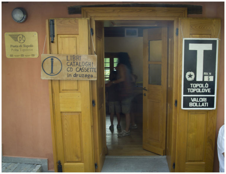 Stazione di Topolò Postaja Topolove 2013 8 Una Sala d’aspetto per scrittori e registi in transito. Da trovare a Topolò, borgo friulano di trenta abitanti che d’estate si anima col festival più bizzarro che ci sia: scoprite perché…