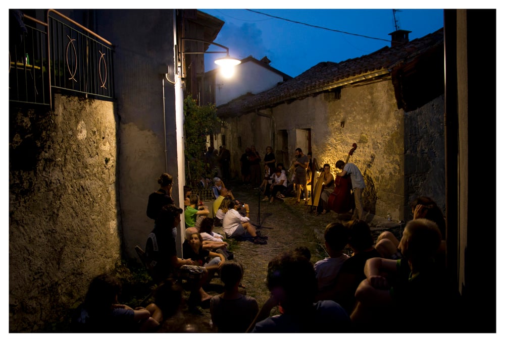 Una Sala d’aspetto per scrittori e registi in transito. Da trovare a Topolò, borgo friulano di trenta abitanti che d’estate si anima col festival più bizzarro che ci sia: scoprite perché…