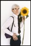 Warhol posa per Woods Il Warhol ritrovato sbarca in Europa. Al MUCA di Monaco gli scatti inediti con cui Steve Woods ha immortalato nel 1981 il re della pop art: sguardo timido, girasole in mano, zainetto in spalla...