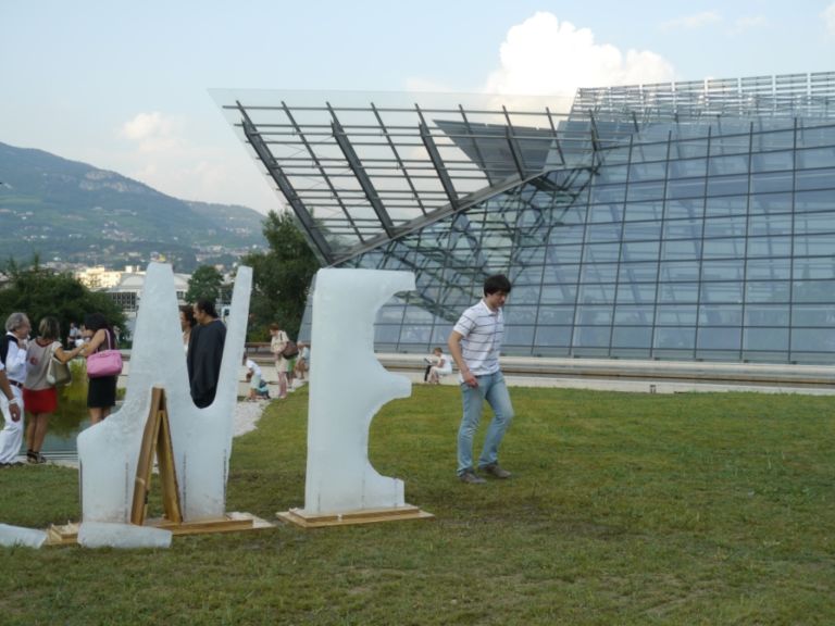 We Una temporary gallery proprio davanti al MUSE per sfruttare l’effetto Renzo Piano. Dura un mese la collettiva con cui i giovani artisti di Arte Boccanera indagano il confine tra scienza e contemporaneo