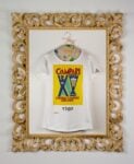 cornice campari giallo Opere d'arte in forma di t-shirt. Connubio antico e sempre accattivante. Ecco quelle del progetto It@rt: firme di maestri italiani, da indossare e collezionare. Multipli, con firma d'autore