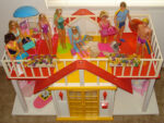 cottage con festa in terrazza Barbie al Politecnico di Milano, ospite del corso di Design della Moda. Un concorso per gli studenti: la lunga tradizione delle case Mattel, reinventata con lo stile Boffi