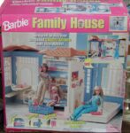 familyhouse primi anni 90 Barbie al Politecnico di Milano, ospite del corso di Design della Moda. Un concorso per gli studenti: la lunga tradizione delle case Mattel, reinventata con lo stile Boffi