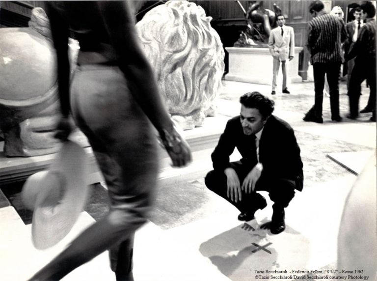 federico fellini 8 e mezzo tazio secchiaroli nerospinto gallery 1 Federico Fellini a lavoro, visto da Tazio Secchiaroli. Si inaugura a Noto un nuovo spazio per Photology: scatti d'autore dai set dei grandi film del maestro, a Cinecittà