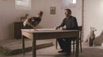 la cinquieme saison sam louwyck con una gallina in una scena del film 247571 Bruegel in versione cinematografica. Secondo Peter Brosens e Jessica Woodworth