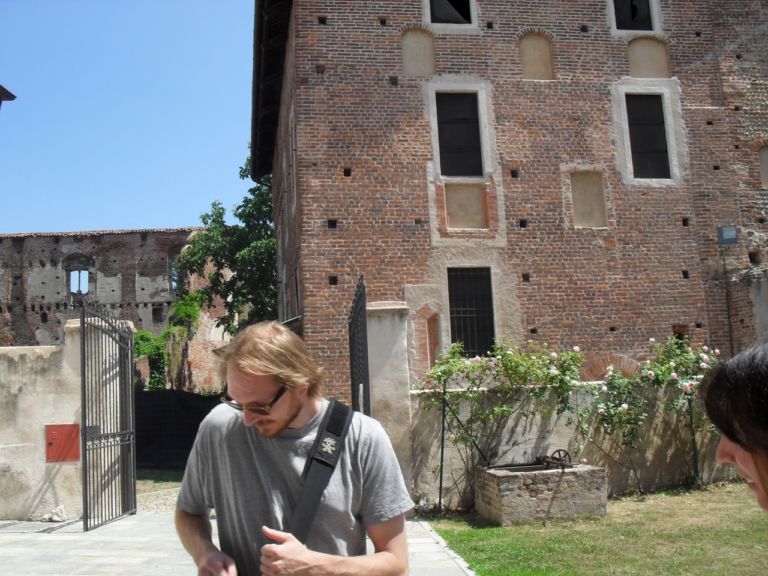 lo scultore polacco Cyryl Zakrzewski Interventi site-specific per la promozione del territorio. Al via il progetto ArtSite al Castello di Buronzo, nel vercellese. Ventisette artisti leggono lo spazio del complesso medievale