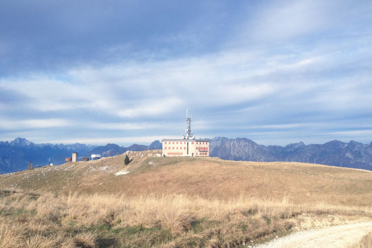 1.il rifugio brigata alpina cadore sullalpe del nevegal Dolomiti Contemporanee 2013. L'eruzione continua. Mostre e residenze montane, dallo spazio di Casso verso altri siti. Nuovi opening e vecchi spazi da ridestare