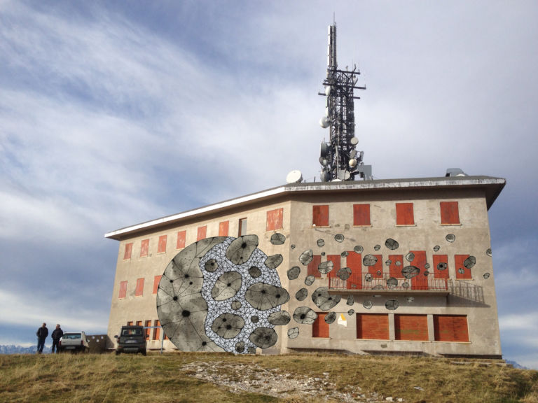 1b.una simulazione dellintervento pittorico sul rifugio brigata alpina cadore una delle facciate Dolomiti Contemporanee 2013. L'eruzione continua. Mostre e residenze montane, dallo spazio di Casso verso altri siti. Nuovi opening e vecchi spazi da ridestare