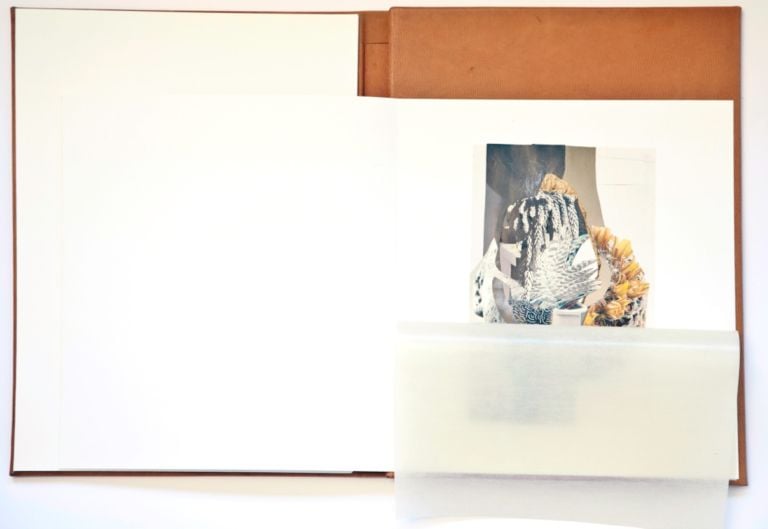 5 Un nuovo libro d'artista per Alessandro Roma. Collage e disegni dentro tre scrigni preziosi. Tutti diversi, a partire dalla cover. Pelle, legno o carta?