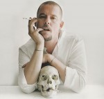 Alexander McQueen Fino a che teschio non vi separi. Damien Hirst diventa fashion designer per la griffe Alexander McQueen: creerà una sciarpa con l’iconico disegno che lo accomuna allo stilista scomparso