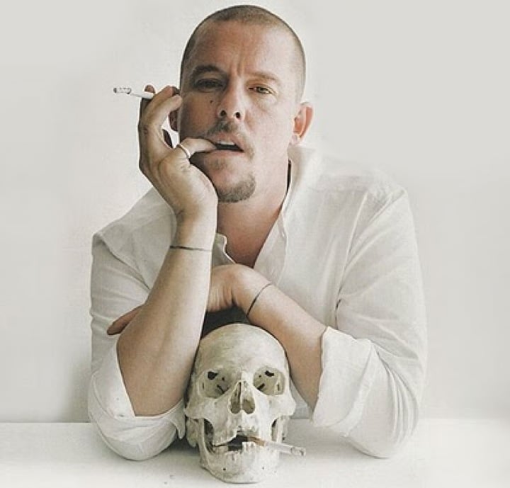 La vita di Alexander McQueen diventa un film. Si lavora al biopic firmato Andrew Haigh, ma nulla trapela ancora sui protagonisti