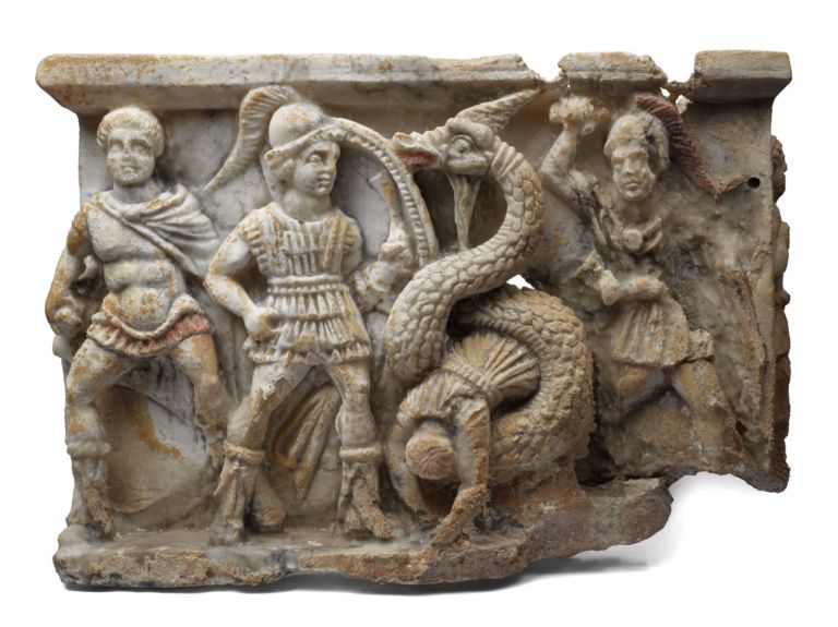 Combattimento fra Kadmo e il drago urna cineraria etrusca Kunsthistorisches Museum Wien A Trento, per una mostra bestiale