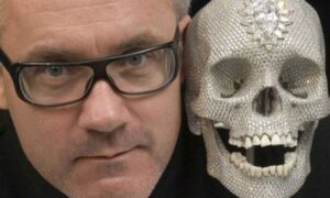 Damien Hirst regala una sua opera al migliore che su Instagram commenterà una sua foto in… mutande