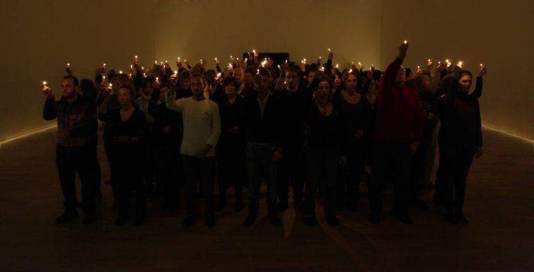 Filippo berta Allumette still da video A.A.A. comparse cercasi! Sono sessantasei i volontari della performance con cui Filippo Berta celebra a Bergamo, con la complicità della GAMEC, la Giornata del Contemporaneo. Appuntamento il 5 ottobre: via alle iscrizioni...