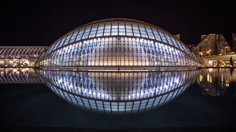 Hemisferic Valencia Le visioni notturne di Luke Shepard. Un viaggio emozionale, tra i capolavori dell'architettura