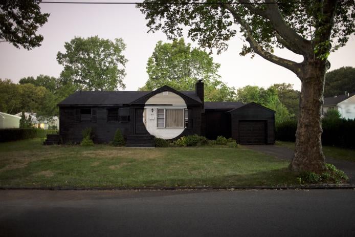 Ian Strange Corinne Terrace 2011 Home strange home. La suburbia americana secondo Ian Strange: case come installazioni
