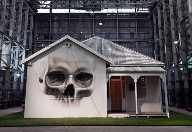 Ian Strange Home 2011 Home strange home. La suburbia americana secondo Ian Strange: case come installazioni