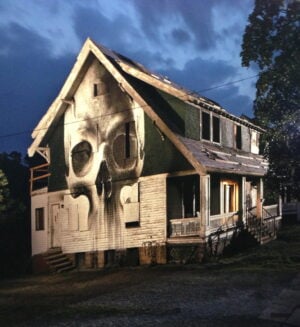 Home strange home. La suburbia americana secondo Ian Strange: case come installazioni