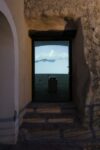 Iginio De Luca video installazione 2 e1376127947828 A Ferragosto l’arte si tufffa a Formia. Gli affascinanti spazi della Torre di Mola si aprono per la mostra curata da ARIA [rivista d’artisti]: ecco tutte le immagini