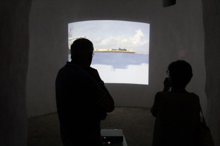 Iginio De Luca video installazione A Ferragosto l’arte si tufffa a Formia. Gli affascinanti spazi della Torre di Mola si aprono per la mostra curata da ARIA [rivista d’artisti]: ecco tutte le immagini