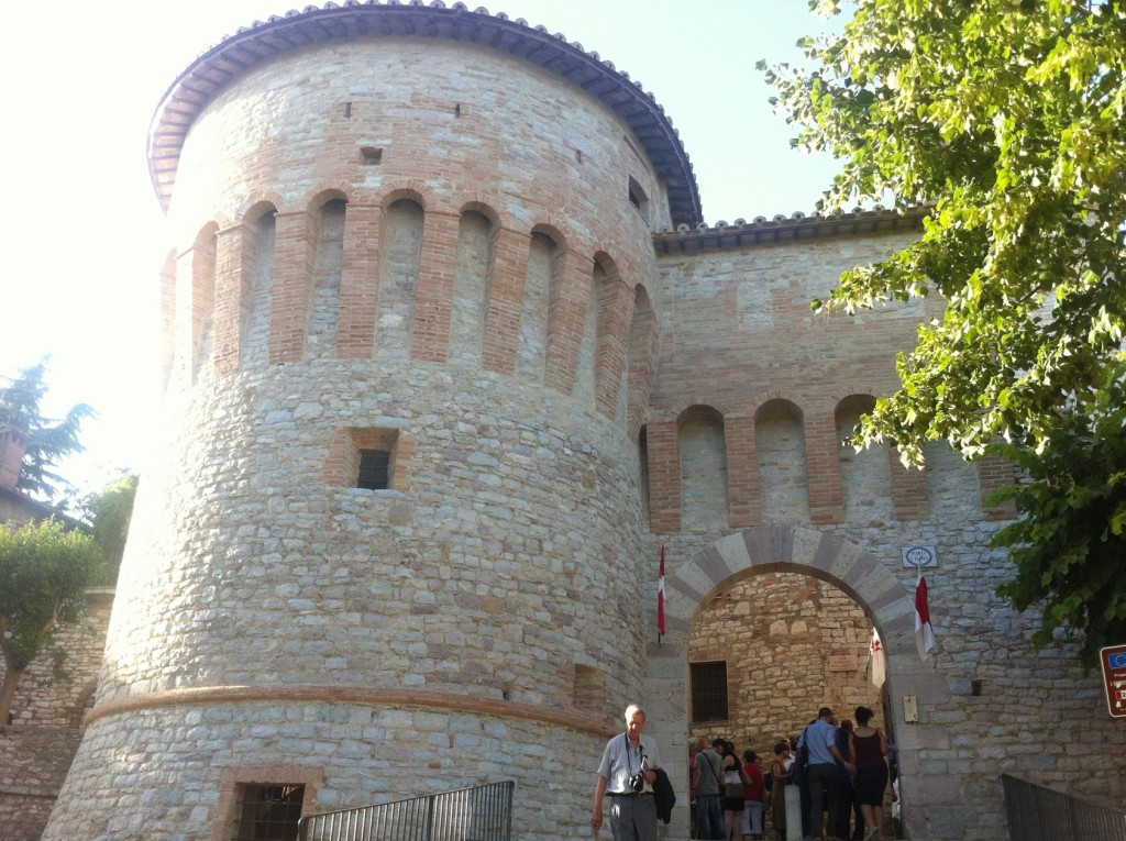 Brunello Cucinelli l’oscurantista: “sponsorizzerei l’abbattimento della chiesa di Fuksas a Foligno”. E intanto finanzia il restauro di un torrione medievale a Corciano