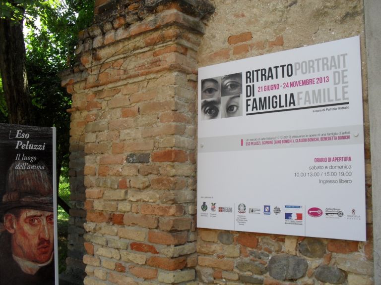 Ingresso mostra Ritratto di famiglia Residenza a quattro stelle nelle Langhe. All’Antico Borgo Monchiero l’ospitalità si fonde con Scrigno dell’Arte. Che promuove l’artist in residence annuale in collaborazione con il Royal College of Arts di Londra