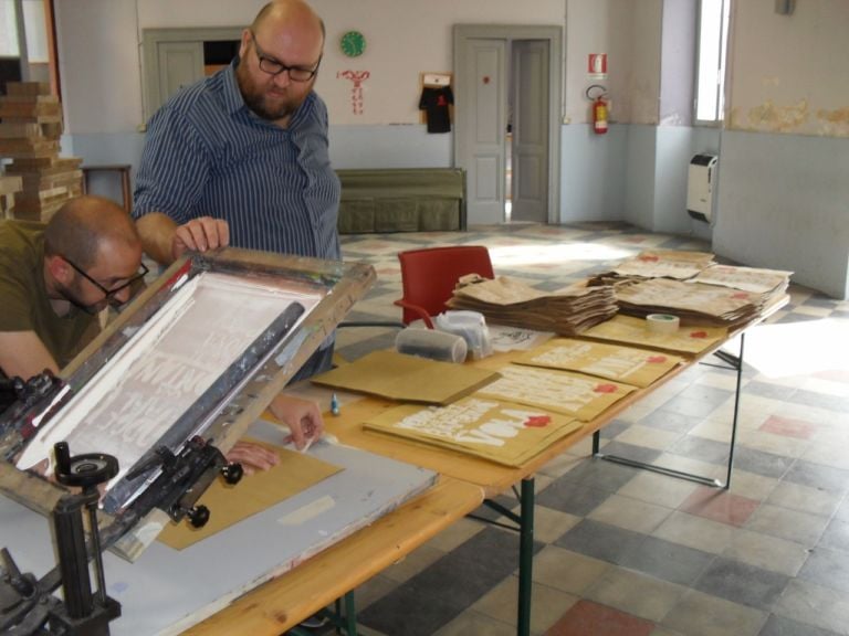 Installazione di Elyron Gianluca Cannizzo e Andrea Molinatti presso sala operaia di Ameno3 Gita al lago. Per gli Studi Aperti di Ameno