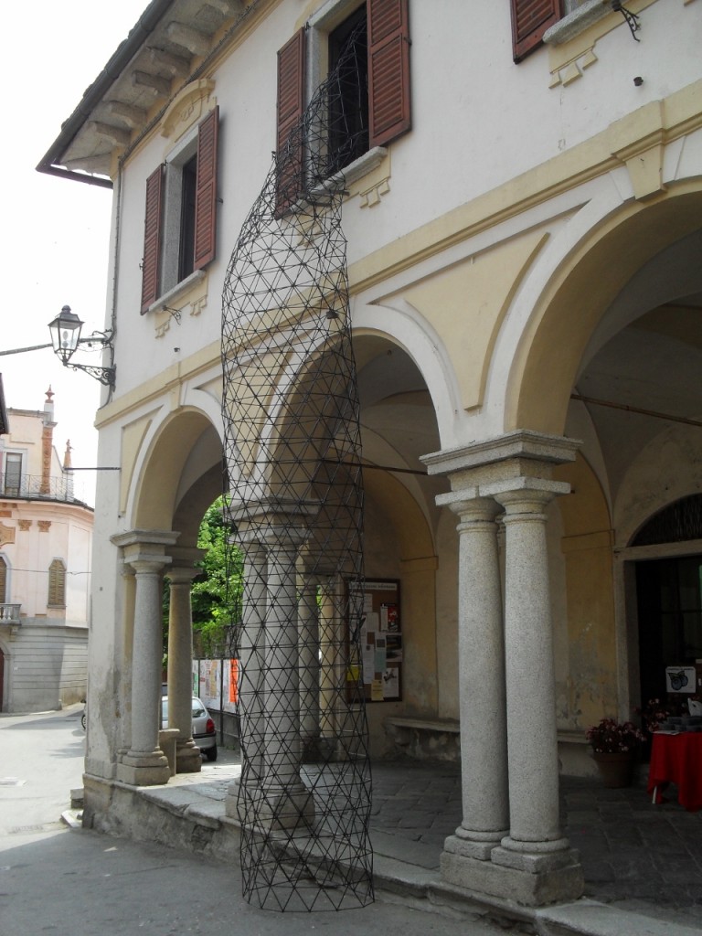 Installazione di Giacomo Zaganelli presso piazza Beltrami di Ameno Gita al lago. Per gli Studi Aperti di Ameno