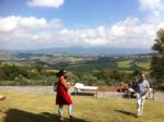 La processione di Prisca – Il panorama da casa Boetti Festa di fine estate a casa Boetti. Da Canevari a Gallo, a Dessì, tanti i partecipanti alla “processione laica” a cavallo che ha portato la Prisca di Enzo Cucchi al Tempio del Bramante di Todi: qui foto e video