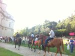 La processione di Prisca – L’arrivo dei cavalieri al Tempio della Consolazione Festa di fine estate a casa Boetti. Da Canevari a Gallo, a Dessì, tanti i partecipanti alla “processione laica” a cavallo che ha portato la Prisca di Enzo Cucchi al Tempio del Bramante di Todi: qui foto e video