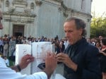 La processione di Prisca – Enzo Cucchi ricompone l’opera Festa di fine estate a casa Boetti. Da Canevari a Gallo, a Dessì, tanti i partecipanti alla “processione laica” a cavallo che ha portato la Prisca di Enzo Cucchi al Tempio del Bramante di Todi: qui foto e video