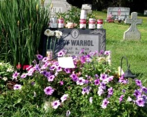Genetliaco warholiano per Andy Warhol. Per tutta la giornata del 6 agosto live webcam in HD dalla sua tomba: sarà possibile inviare fiori o barattoli di Campbell, e assistere in diretta alla consegna