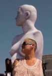 MG 5346 Alison & Alison. L'artista disabile che posò per Marc Quinn, in visita a Venezia in una giornata d'agosto. Le foto insieme alla riproduzione della grande statua dedicatele nel 2005