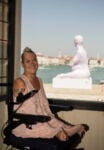 MG 7993 Alison & Alison. L'artista disabile che posò per Marc Quinn, in visita a Venezia in una giornata d'agosto. Le foto insieme alla riproduzione della grande statua dedicatele nel 2005