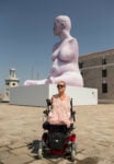 MG 8020 Alison & Alison. L'artista disabile che posò per Marc Quinn, in visita a Venezia in una giornata d'agosto. Le foto insieme alla riproduzione della grande statua dedicatele nel 2005