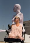 MG 8024 Alison & Alison. L'artista disabile che posò per Marc Quinn, in visita a Venezia in una giornata d'agosto. Le foto insieme alla riproduzione della grande statua dedicatele nel 2005