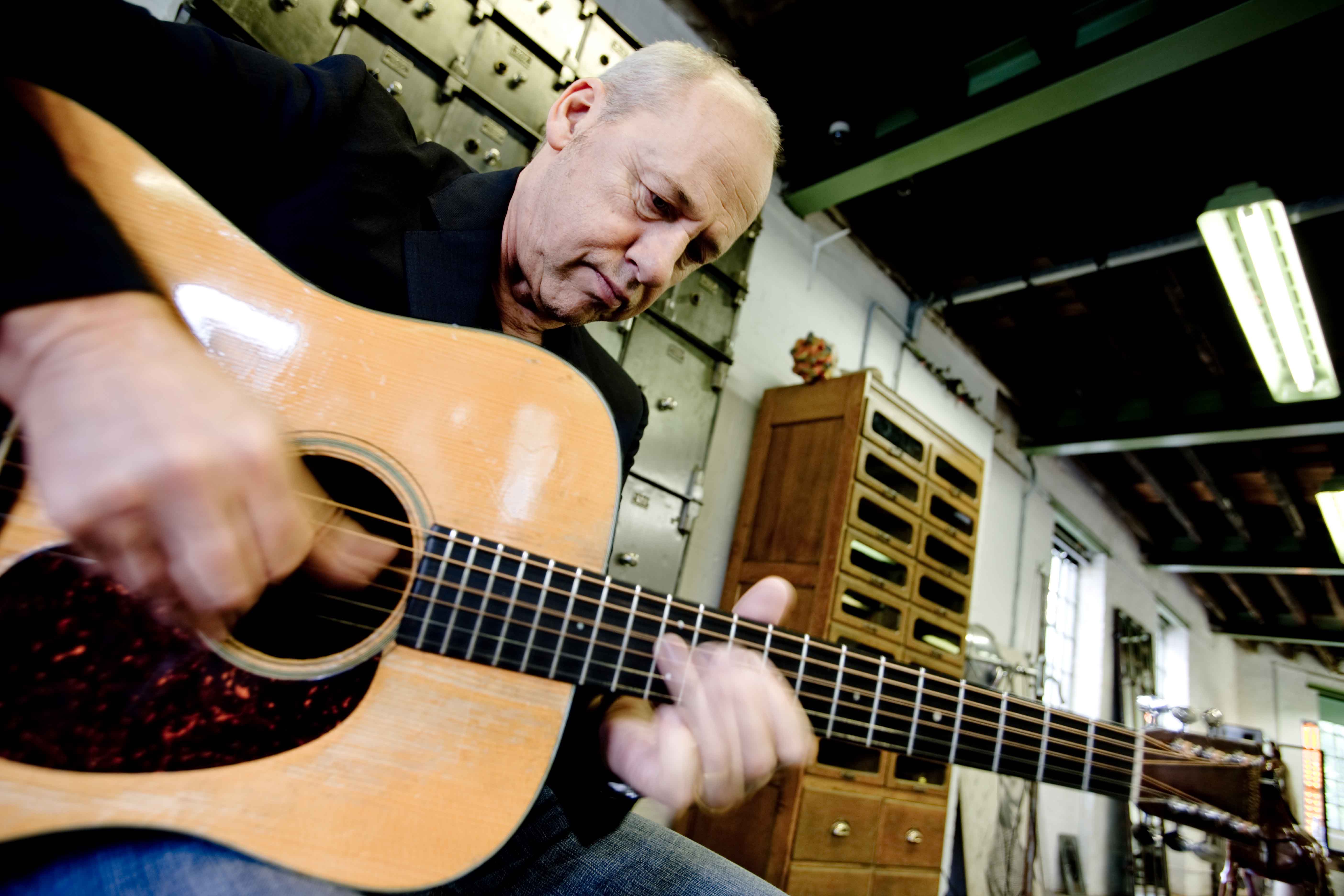 Альбомы марка нопфлера. Mark Knopfler. Металлическая гитара марка Нопфлера. Дэвид Нопфлер британский гитарист. Mark Knopfler get Lucky 2009.