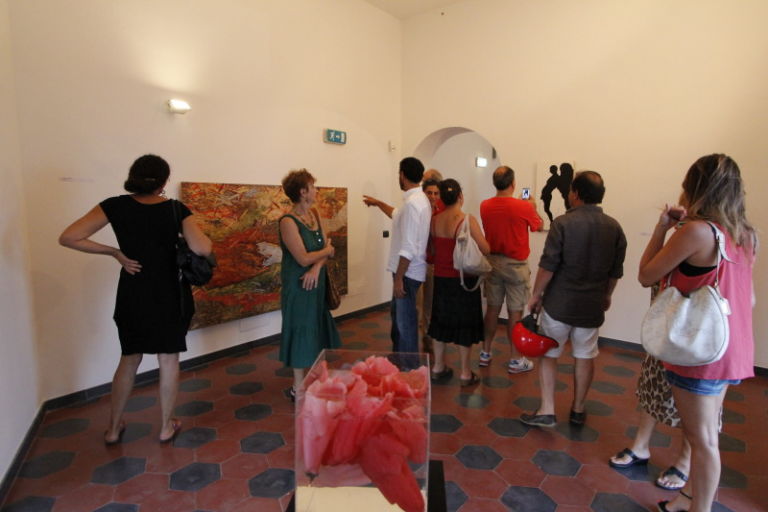 Mostra TUFFFO A Ferragosto l’arte si tufffa a Formia. Gli affascinanti spazi della Torre di Mola si aprono per la mostra curata da ARIA [rivista d’artisti]: ecco tutte le immagini