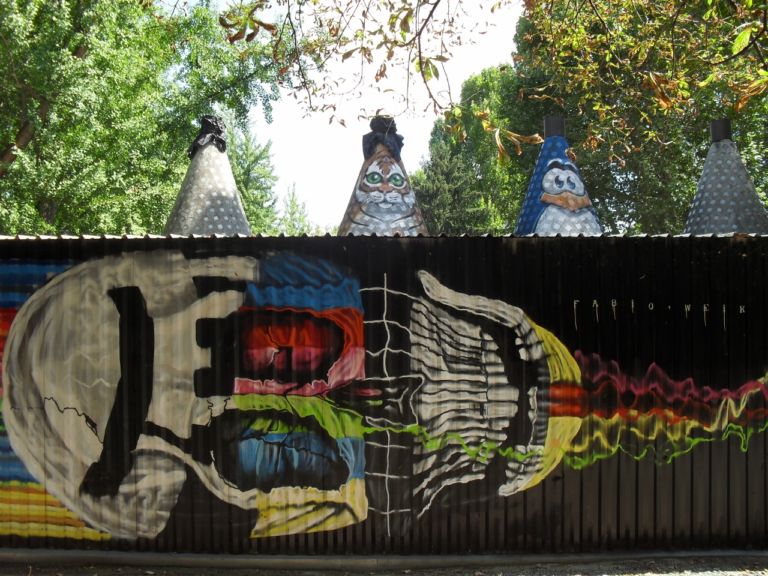 Murales di Pao e Fabio Weik Un parco da riqualificare, un’amministrazione “distratta”, due progetti culturali che si scontrano. A Torino il Parco Michelotti in bilico fra Street Art Museum e Fondazione DNArt: che ci piazza una mostra di dinosauri…