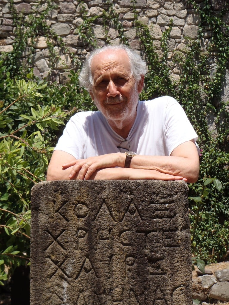 Le api scatenate di Emilio Isgrò, a Lipari. Una nuova peformance, tra epigrafi dell’antica Grecia, che introduce per la prima volta la tecnologia nel lavoro dell’artista. Cancellature in movimento su scritture mitologiche