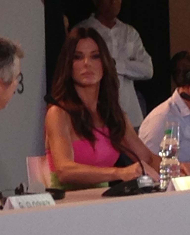 Sandra Bullock alla conferenza al Lido Lido Updates: star hollywoodiane alla deriva spaziale, un mare di cortometraggi d’autore e Sono Sion nella sezione Orizzonti: luci, ma anche qualche ombra, dalla prima giornata alla Mostra del Cinema di Venezia