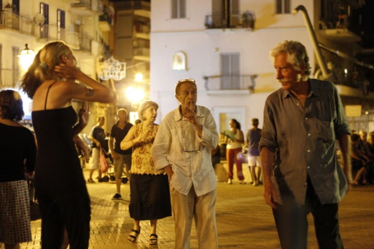 TUFFFO festa Bonamore Ottavianelli Lanini A Ferragosto l’arte si tufffa a Formia. Gli affascinanti spazi della Torre di Mola si aprono per la mostra curata da ARIA [rivista d’artisti]: ecco tutte le immagini