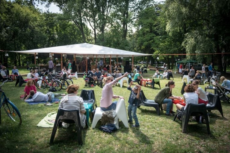 The Rirkrit Tiravanija Pavilion Green Jazdów CCA Ujazdowski Castle foto Bartosz Górka Estate al Castello Ujazdowski. Tra ecologia, danza e amache, i progetti del Centro d'Arte Contemporanea polacco diretto a Varsavia da Fabio Cavallucci