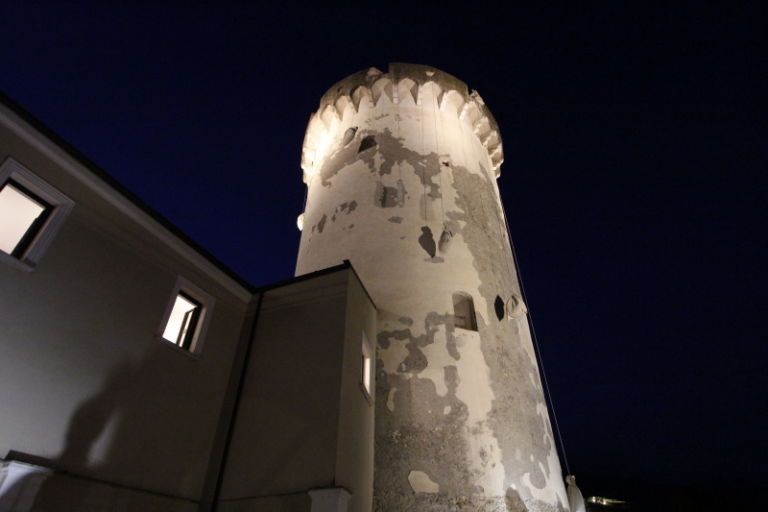 Torre di Mola. Formia. Location di T U F F F O 2 A Ferragosto l’arte si tufffa a Formia. Gli affascinanti spazi della Torre di Mola si aprono per la mostra curata da ARIA [rivista d’artisti]: ecco tutte le immagini