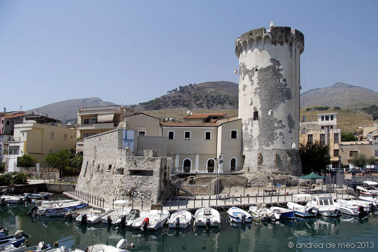 Torre di Mola. Formia. Location di T U F F F O A Ferragosto l’arte si tufffa a Formia. Gli affascinanti spazi della Torre di Mola si aprono per la mostra curata da ARIA [rivista d’artisti]: ecco tutte le immagini