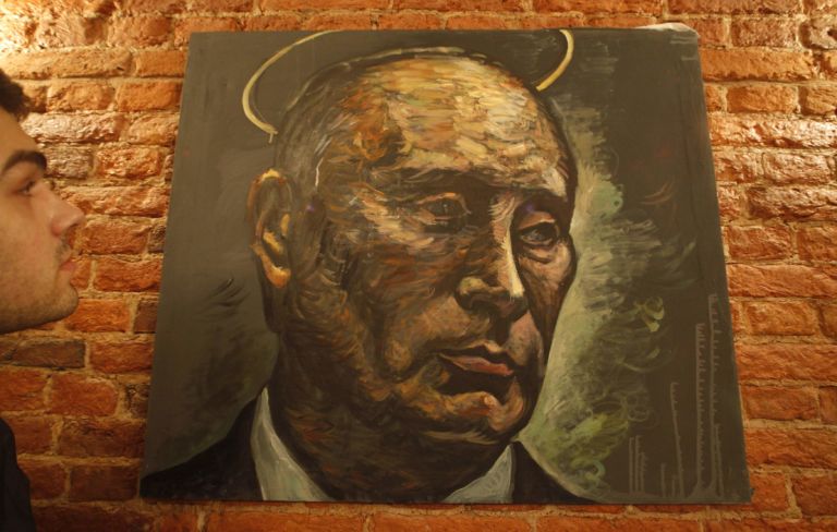 Uno dei dipinti confiscati Guai a contrariare Vladimir Putin. Stavolta però la Siria non c’entra: nel mirino c’è ancora un artista, che l’ha ritratto in biancheria intima femminile. E che ora scappa in Francia…