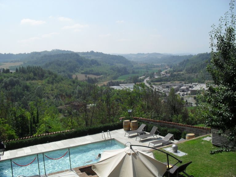 Unopera di Gabriele Garbolino Rù in bordo piscina Residenza a quattro stelle nelle Langhe. All’Antico Borgo Monchiero l’ospitalità si fonde con Scrigno dell’Arte. Che promuove l’artist in residence annuale in collaborazione con il Royal College of Arts di Londra