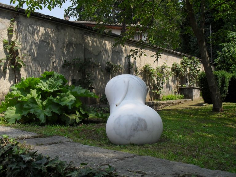 Unopera di Valerio Tedeschi presso Parco Villa Solaroli di Ameno Gita al lago. Per gli Studi Aperti di Ameno